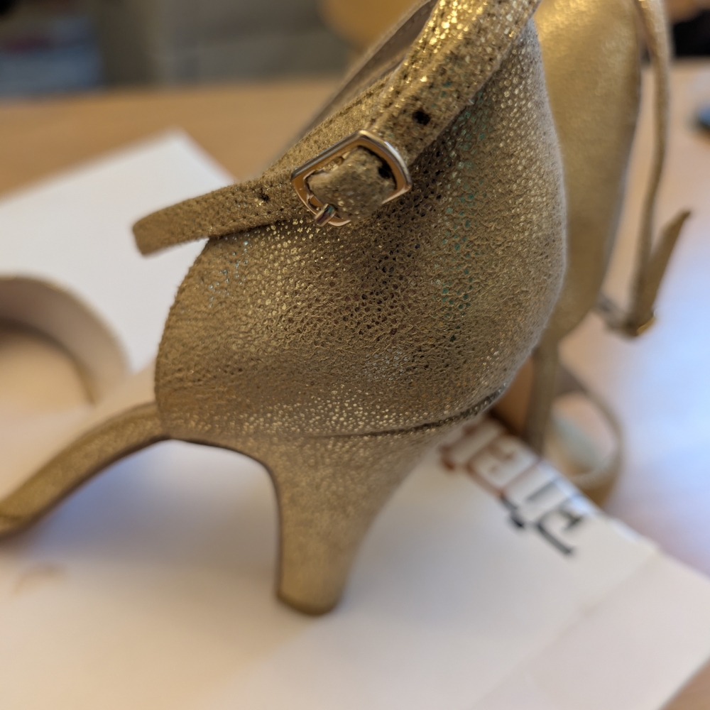 Elegant Gold Women's Heels - Picture 4 of 6